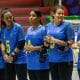 Natália, Kemilly, Grazi, Ana Beatriz e Amanda Braz estão perfiladas antes do início da semifinal no Mundial de Jovens. Elas usam camisa azul com detalhes e números em amarelo (Foto: Taba Benedicto/CBDV)