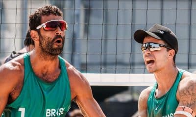 Brasileiros Pedro Solberg e Guto em ação em território canadense (Divulgação/ Beach Volleyball World)
