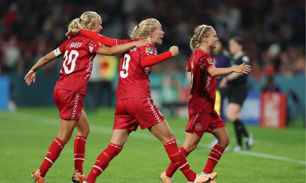 Dinamarca comemora primeiro gol na copa do mundo feminina