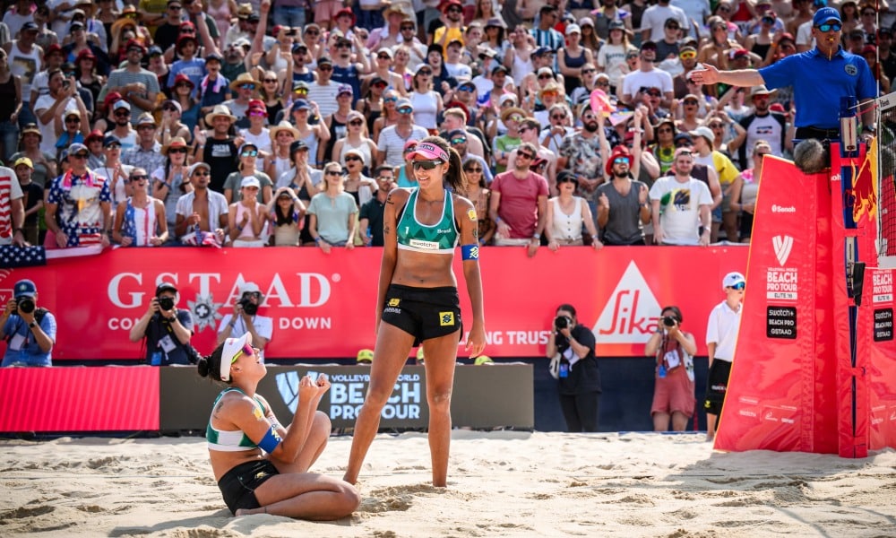 Duda e Ana Patrícia comemoram ponto do título do Elite 16 de Gstaad