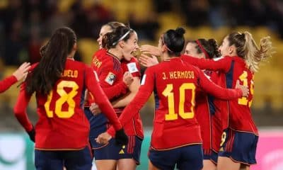 Atletas da Espanha comemoram um gol na Copa do Mundo Feminina ao vivo