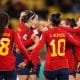 Atletas da Espanha comemoram um gol na Copa do Mundo Feminina ao vivo