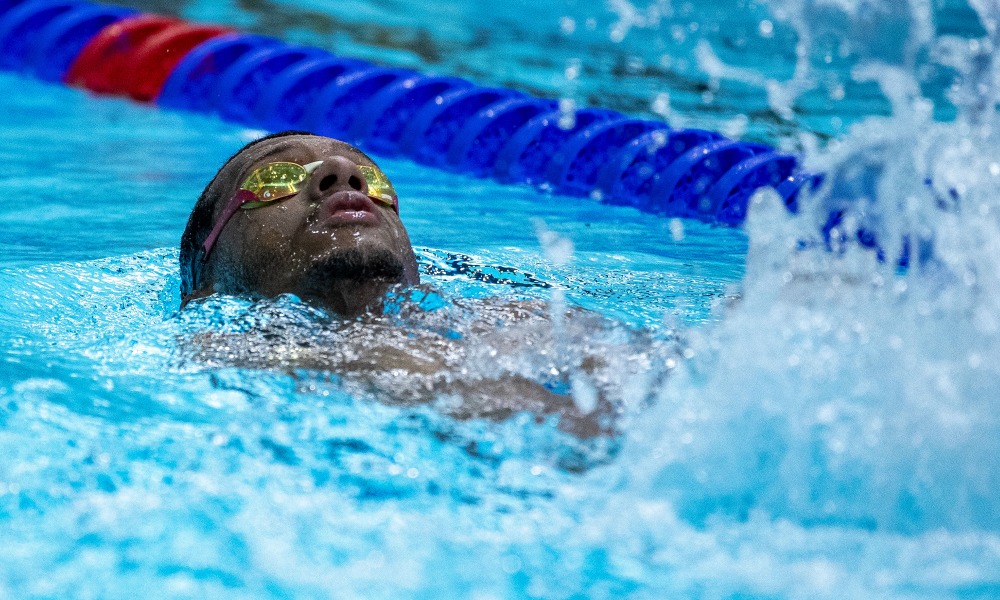 Gabriel Araújo, o Gabrielzinho, em treino para o Campeonato Mundial de natação paralímpica