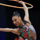 Geovanna Santos se apresentando no arco na Copa do Mundo de ginástica rítmica na Romênia. Ela pegou final no aparelho; Barbara Domingos