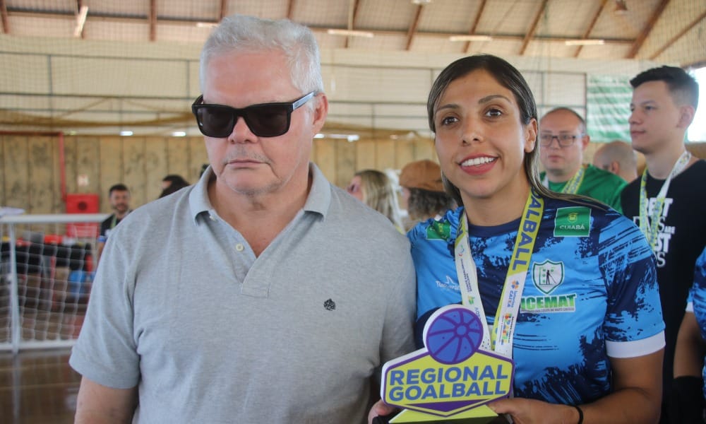 Carol posa ao lado do presidente da CBDV, José Antônio Freire, com o troféu de campeã e a medalha de ouro ao redor do pescoço