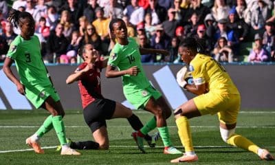 Goleira da Nigéria agarrabola enquanto jogadoras observam - Copa do Mundo Feminina