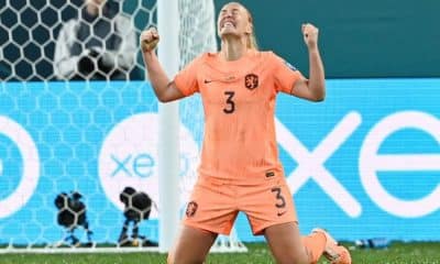 Zagueira da Holanda vibra de joelhos após marcar gol na Copa do Mundo Feminina