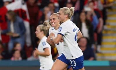 Jogadoras da Inglaterra sorriem após primeiro gol marcado na Copa do Mundo Feminina 2023