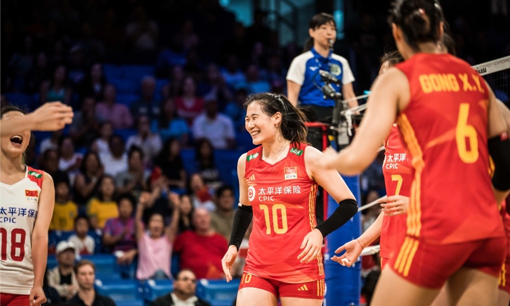 Jogadoras da China comemoram ponto contra o Brasil pelas quartas da liga das nações