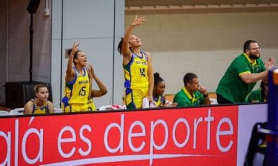 Jogadoras do Brasil comemoram cesta no Campeonato Mundial Sub-19 de Basquete feminino