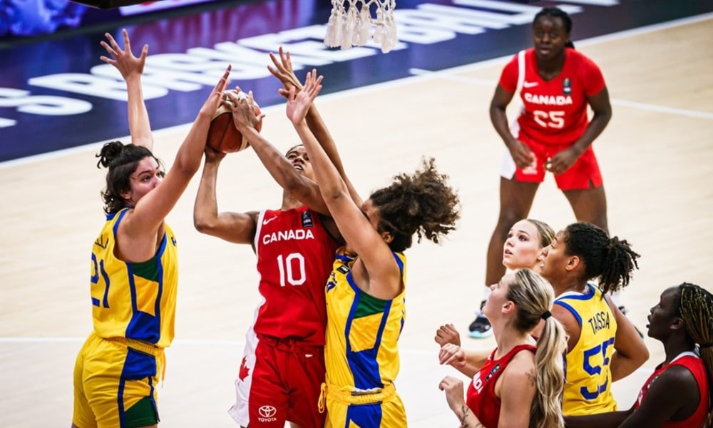 Jogadoras do Brasil e Canadá disputam bola no garrafão pelo Campeonato Mundial de Basquete Feminino Sub-19 (Divulgação/FIBA)