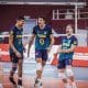 Jogadores do Brasil comemoram ponto na partida contra o México no Campeonato Mundial Sub-21 de Voleibol masculino