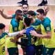 Jogadores do Brasil se abraçam após ponto em partida pela Liga das Nações de Voleibol Masculino (VNL)