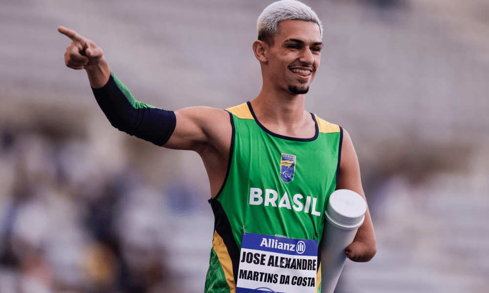 José Alexandre Martins comemora medalha no Mundial de atletismo paralímpico