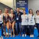 Laura Miccuci e Gabriela Regly junto à comissão técnica do nado artístico no Mundial de Esportes Aquáticos antes do dueto técnico