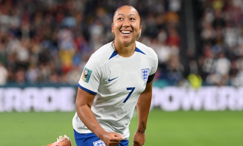 Lauren James comemora gol contra a Dinamarca pela Copa do Mundo Feminina