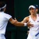 Luisa Stefani e Caroline Garcia apertão as mãos após ponto em Wimbledon