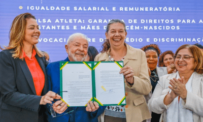 Lula e Ana Moser com a lei assinada. ampliando direitos de gestantes para que recebem o Bolsa Atleta durante a gravidez