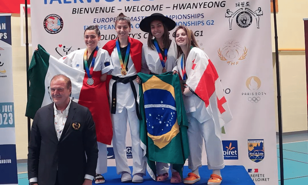Maria Eduarda Stumpf no pódio de torneio de parataekwondo na França