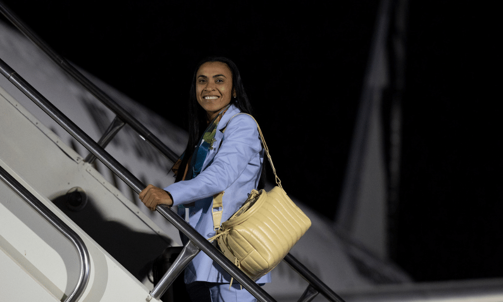 Marta entrando no avião que leva à Austrália para a Copa do Mundo Feminina