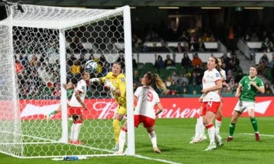 Momento em que gol olímpico acontece na partida entre Irlanda e Canadá pela Copa do Mundo Feminina
