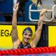 Jhennifer Alves Conceição ergue os braços e comemora vitória na natação; ela é destaque entre os atletas brasileiros em Chengdu-2021