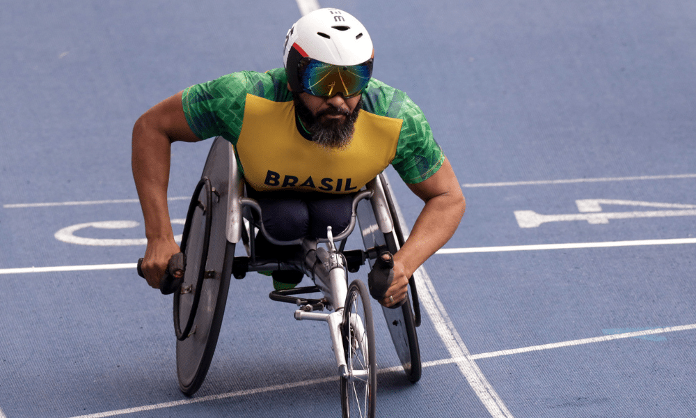 Ariosvaldo Fernandes, de capacete e cadeira de rodas, no Mundial de atletismo paralímpico