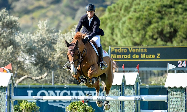 Na imagem, Pedro Veniss saltando obstáculo com seu cavalo.