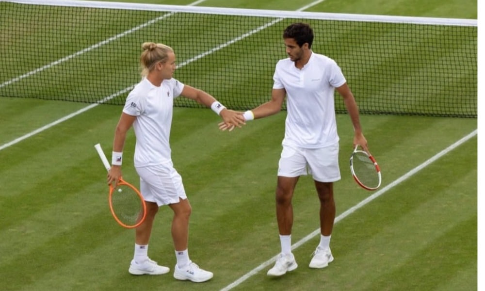 Rafael Matos e Francisco Cabral se cumprimentam em Wimbledon