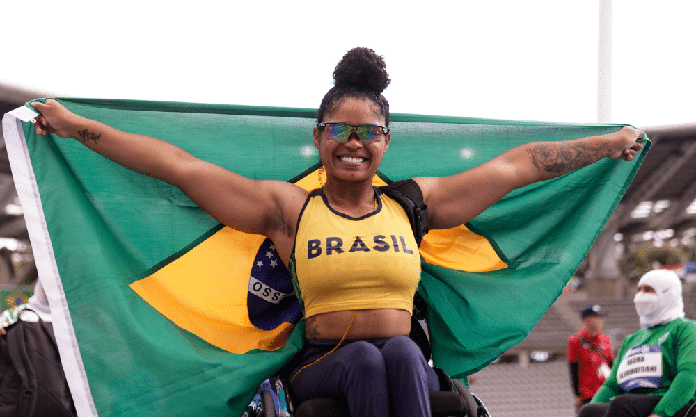 Raissa Rocha Machado com a bandeira do Brasil após medalha no Mundial de atletismo paralímpico