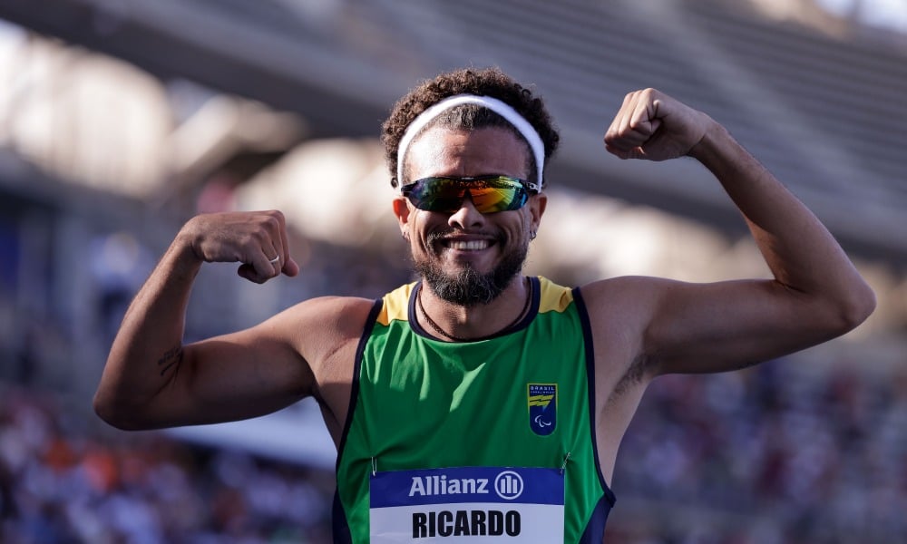 Ricardo Mendonça faz comemoração com os braços mostrando os músculos após título mundial