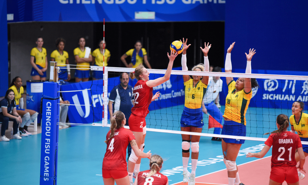 Brasil e Polônia se enfrentando no vôlei feminino dos Jogos Mundiais Universitários de Chengdu