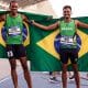 Samuel Conceição e Daniel Martins posam cm a bandeira do Brasil após dobradinha no Mundial de atletismo paralímpico