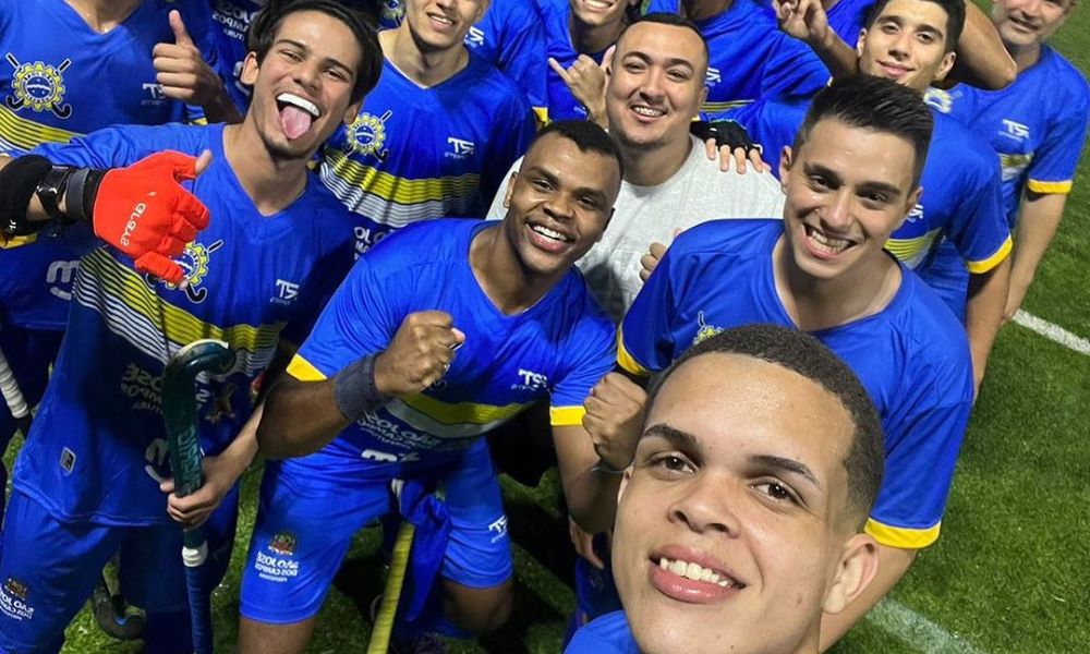 Jogadores do São José tiram selfie no Campeonato Brasileiro de hóquei sobre a grama