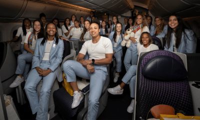 Jogadoras da seleção brasileira de futebol feminino no avião antes da viagem para a Copa do Mundo Feminina