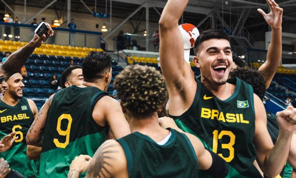 Jogadores da seleção brasileira comemoram título da Globl Jam de basquete masculino sub-23
