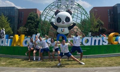 Atletas do tênis e do tênis de mesa pousam para foto em frente ao mascote de Chengdu-2021