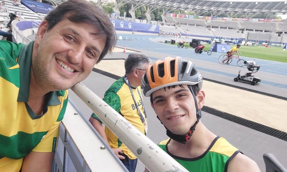 Vinícius Quintino ao lado do técnico Henrique Gavini no Mundial de atletismo paralímpico