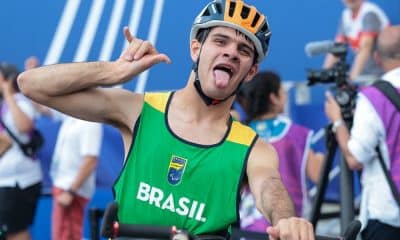 Vinícius Quintino comemora a medalha de bronze no Mundial de atletismo paralímpico