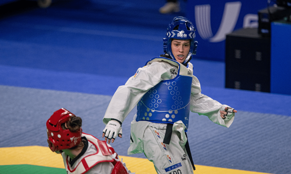 Vitória Lima competindo no taekwondo dos Jogos Mundiais Universitários de Chengdu