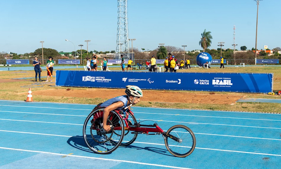 Na imagem, Wellington Oliveira compete na pista de atletismo do Meeting de Campo Grande