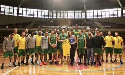 Bia Haddad faz uma visita à seleção brasileira de basquete, que se prepara para a Copa do Mundo masculina