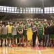 Bia Haddad faz uma visita à seleção brasileira de basquete, que se prepara para a Copa do Mundo masculina