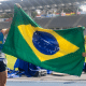 Yeltsin Jacques e atleta-guia Edelson Ávila com bandeira do Brasil no Mundial de atletismo paralímpico