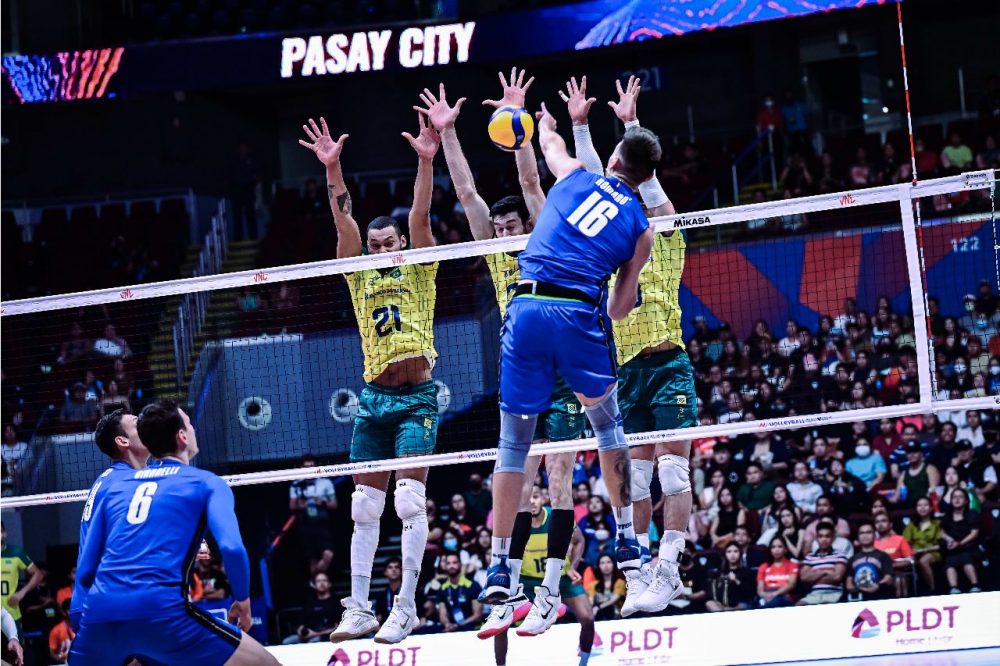 Jogador italiano ataca contra bloqueio triplo brasileiro na VNL