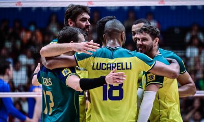 Jogadores do Brasil se abraçam comemorando vitória no primeiro set na Liga das Nações de vôlei