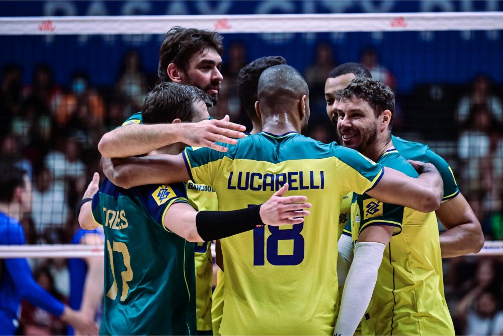 Jogadores do Brasil se abraçam comemorando vitória no primeiro set na Liga das Nações de vôlei