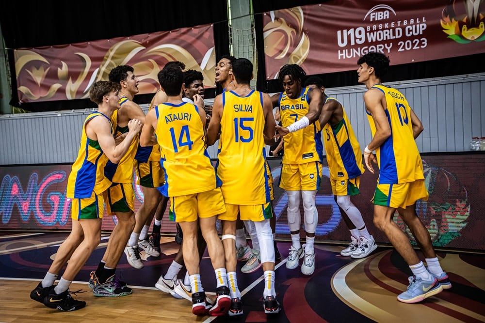 Jogadores do Brasil comemoram vitória sobre a Coreia do Sul e 11º lugar no Mundial sub-19 de basquete
