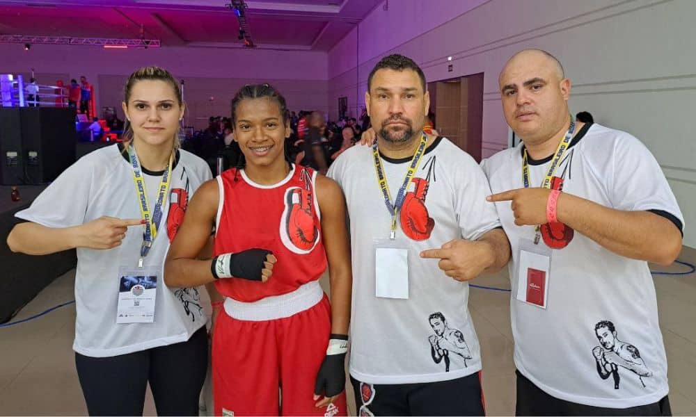 Deyziane Moreira posa para foto com os técnicos da equipe de São Paulo no Brasileiro Juvenil de boxe