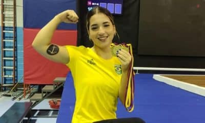 Emily Rosa posa para foto com as três medalhas do Sul-Americano de levantamento de pesos
